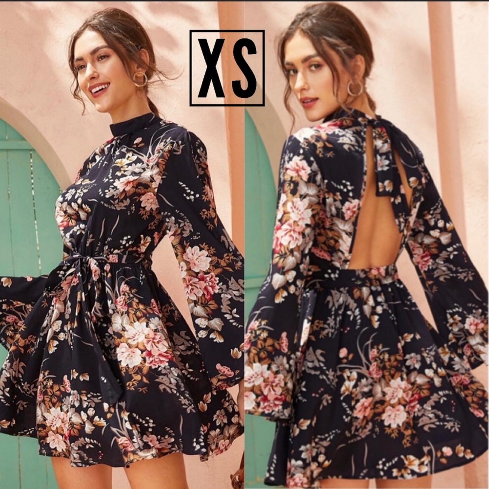 Backless floral mini dress with long bell sleeves - Picture 4 of 7